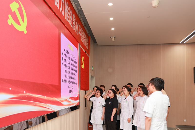 预备党员宣誓.jpg 预备党员宣誓.jpg